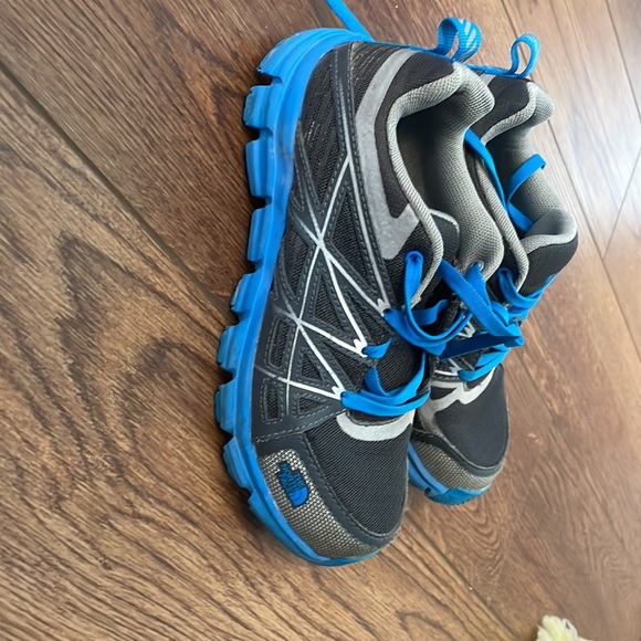 The North Face kids hiking shoe tennis shoe size 2 - Picture 5 of 7